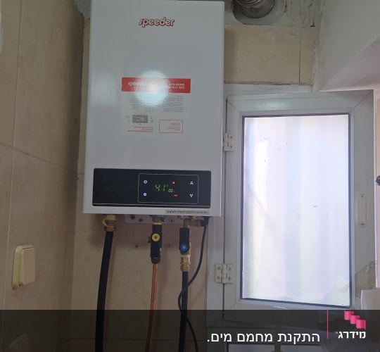 דוד גז מותקן על קיר עם צינורות חיבור